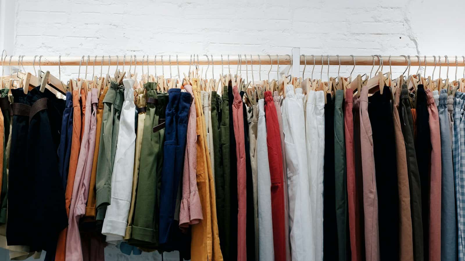 Roupas variadas organizadas em uma arara