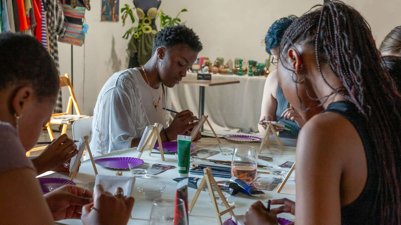 Pessoas participando de uma oficina de pintura