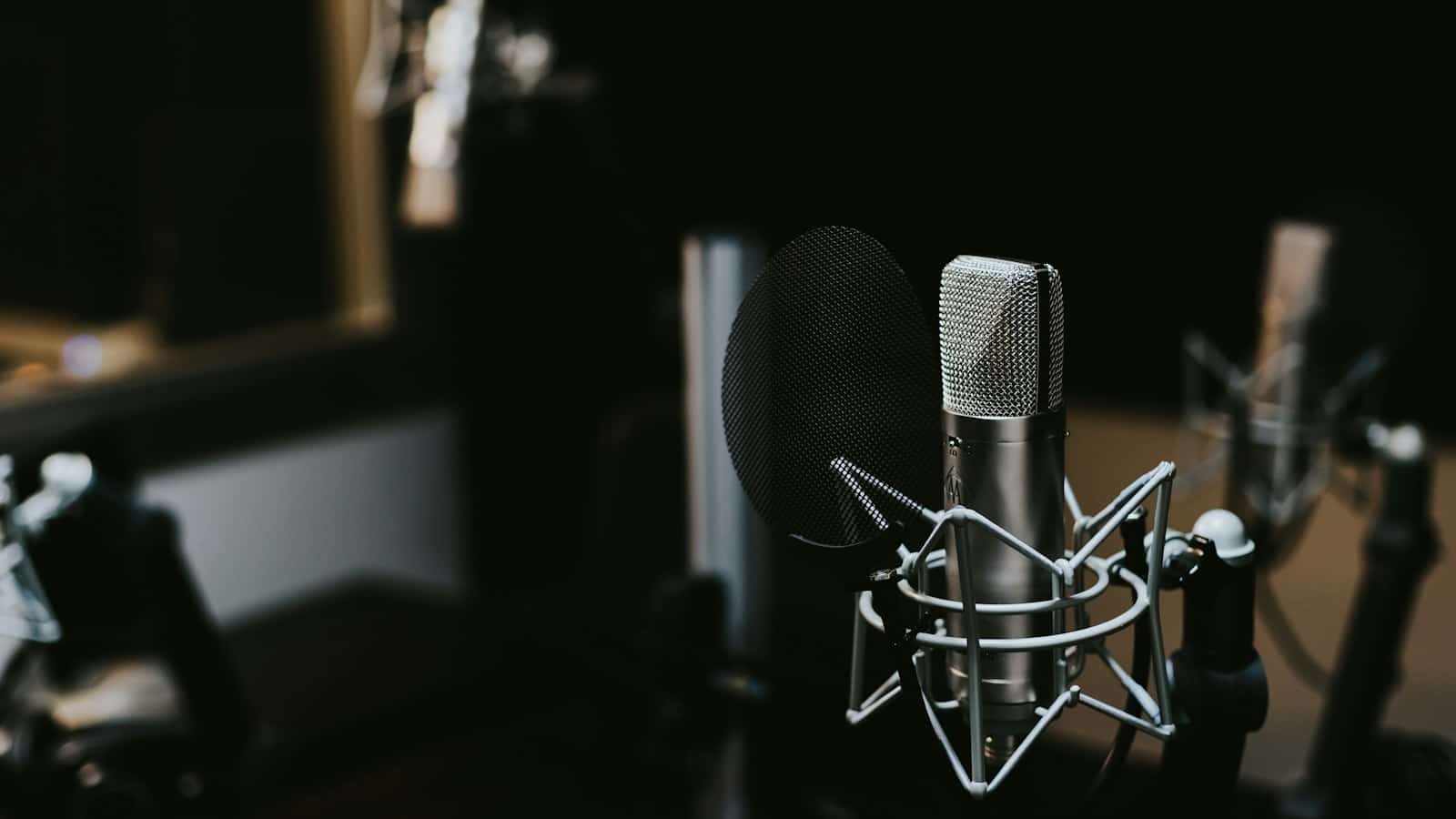 Microfone condensador de estúdio para gravação de áudio