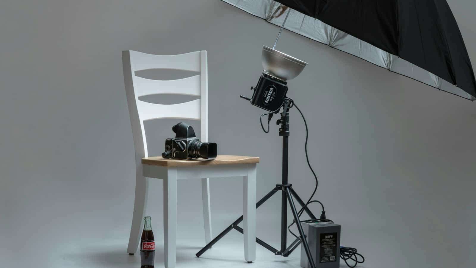 Câmera e iluminação preparadas para uma sessão fotográfica