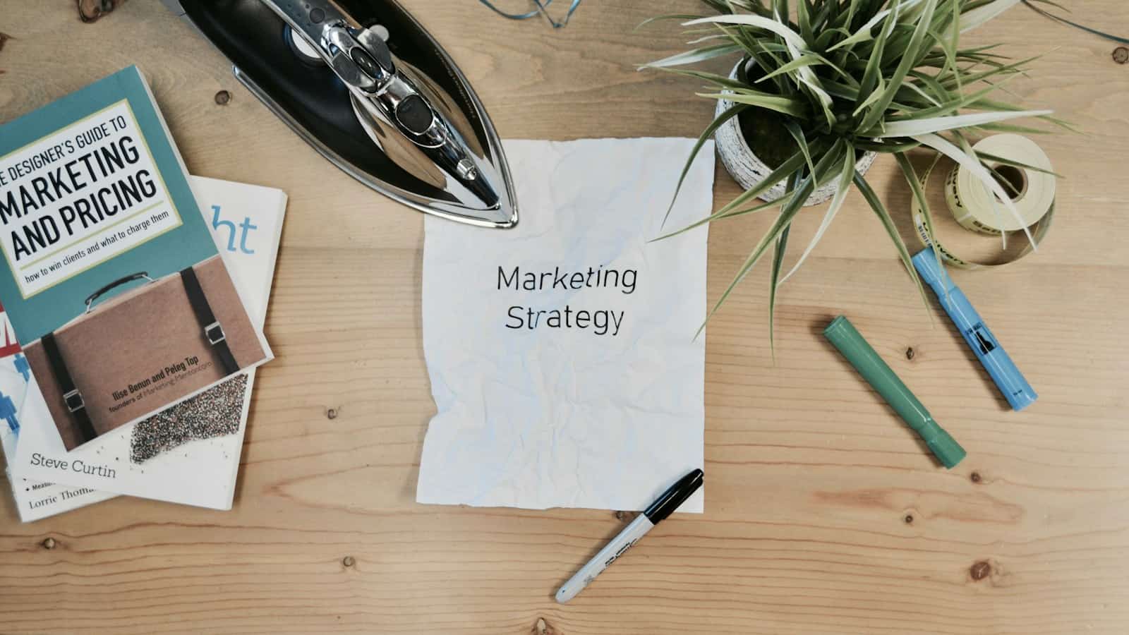 Anotações de planejamento de marketing sobre uma mesa