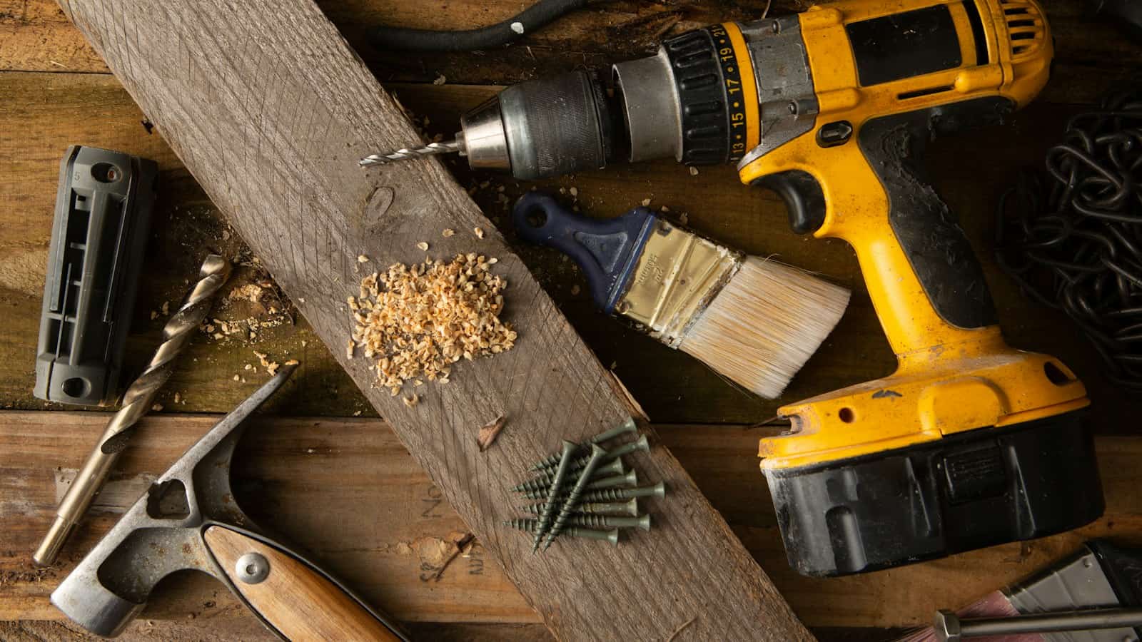 Ferramentas organizadas para um trabalho de montagem