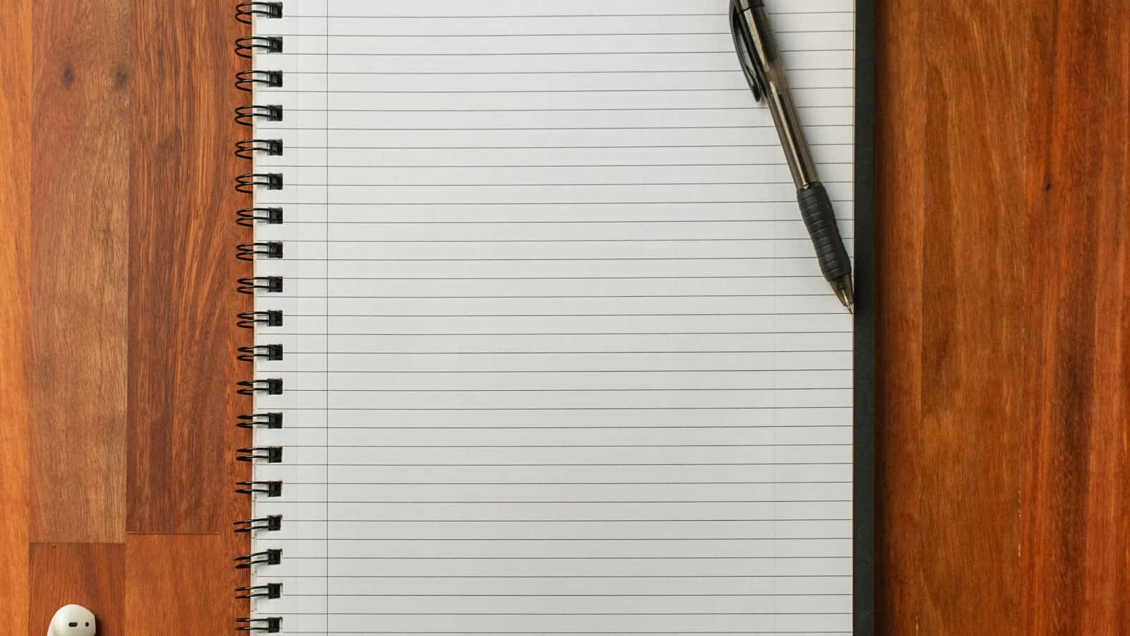 Caneta preta sobre um caderno aberto
