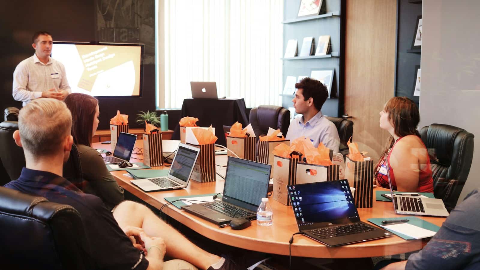 Apresentação e conversa de trabalho em torno de uma mesa