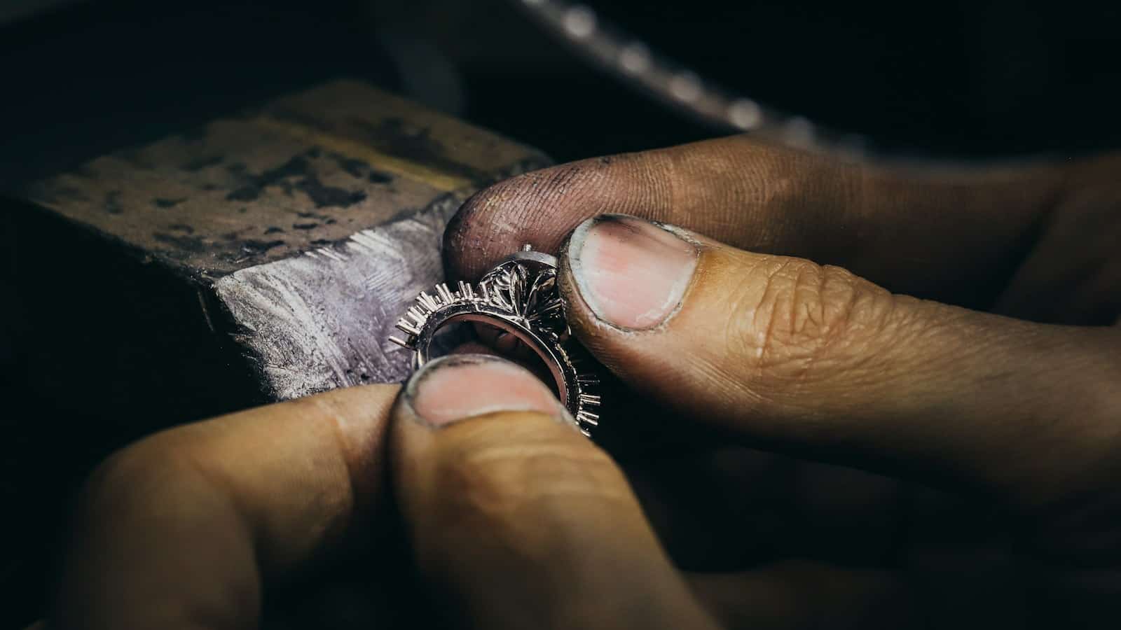 Anel artesanal usado como exemplo de produto personalizado