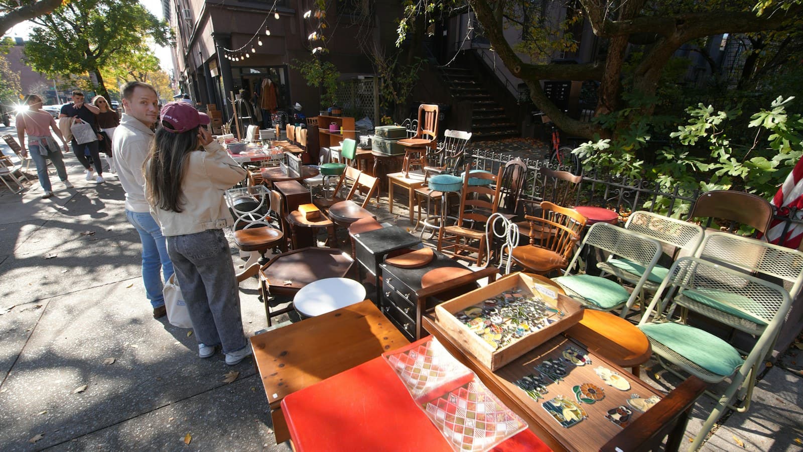 Feira ao ar livre com móveis e objetos à venda
