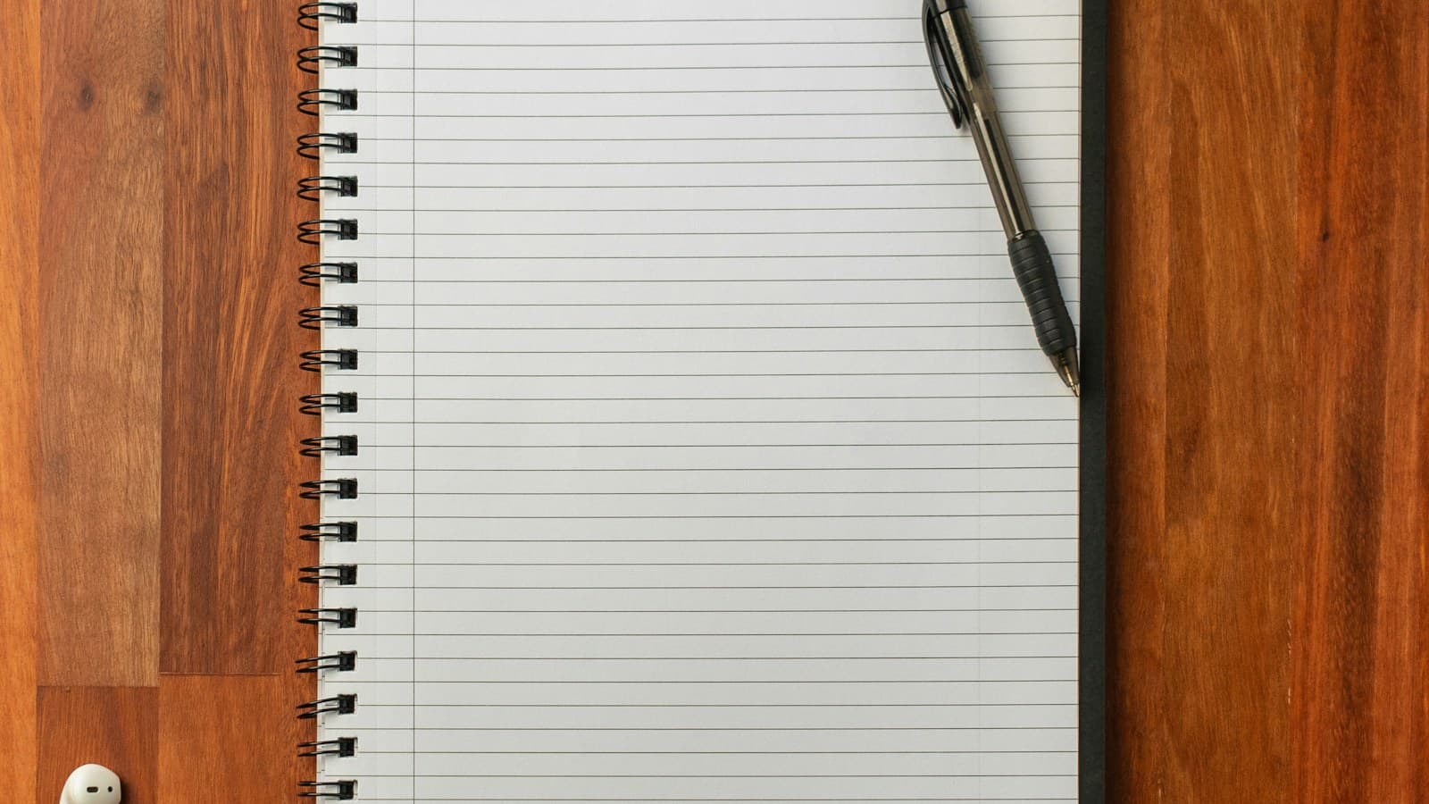 Caneta preta sobre um caderno aberto