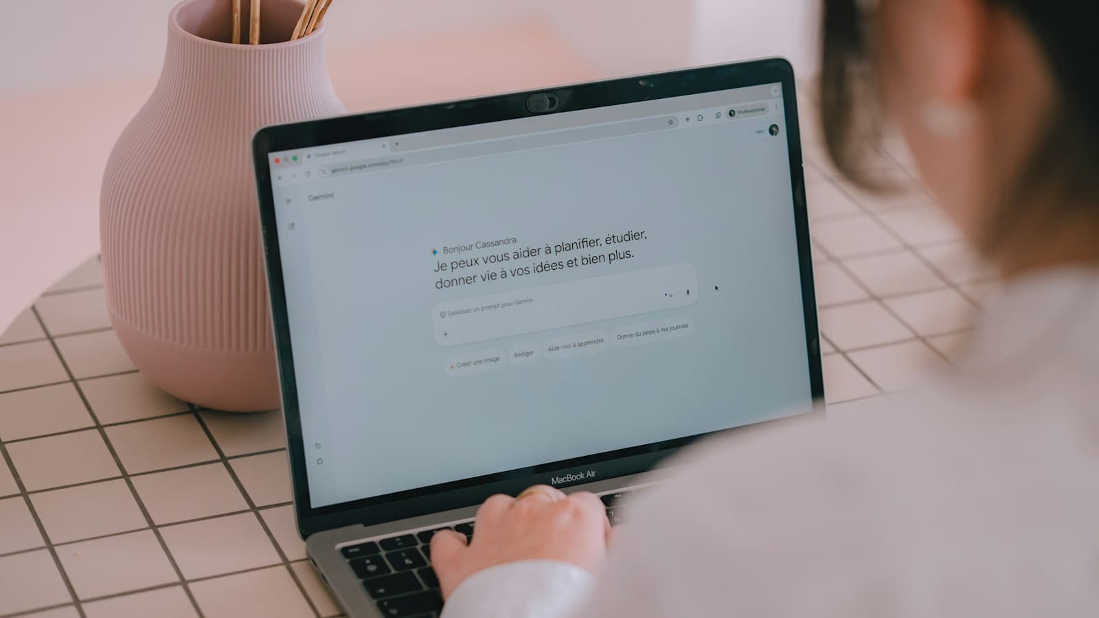 Pessoa digitando em um notebook em um ambiente de trabalho