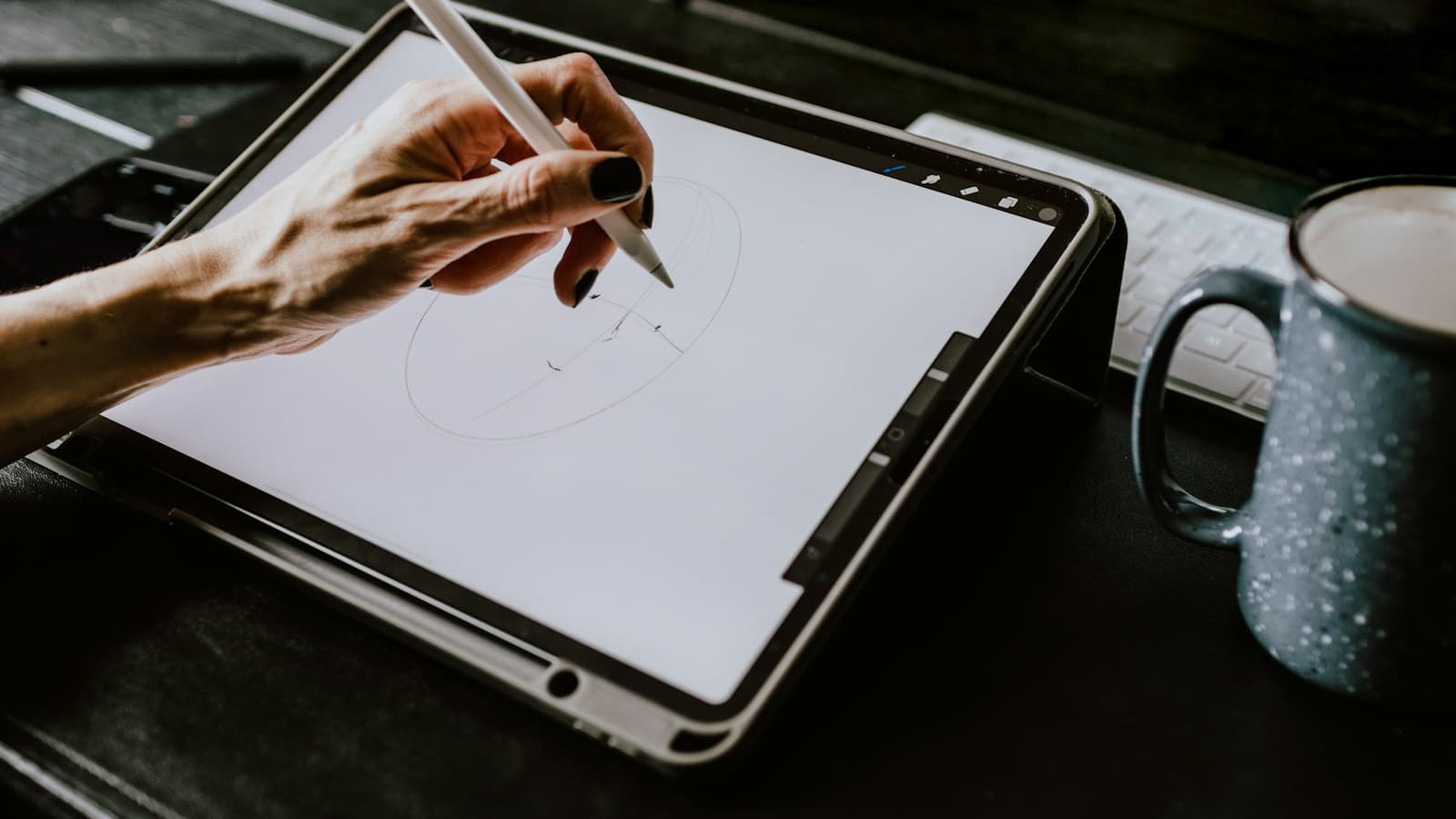 Pessoa usando um tablet para criar arte digital